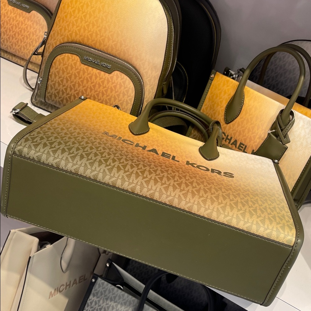 MICHAEL KORS Mirella Medium Ombré Signature Logo Tote Bag
Olive Combo
NWT - Picture 8 of 16